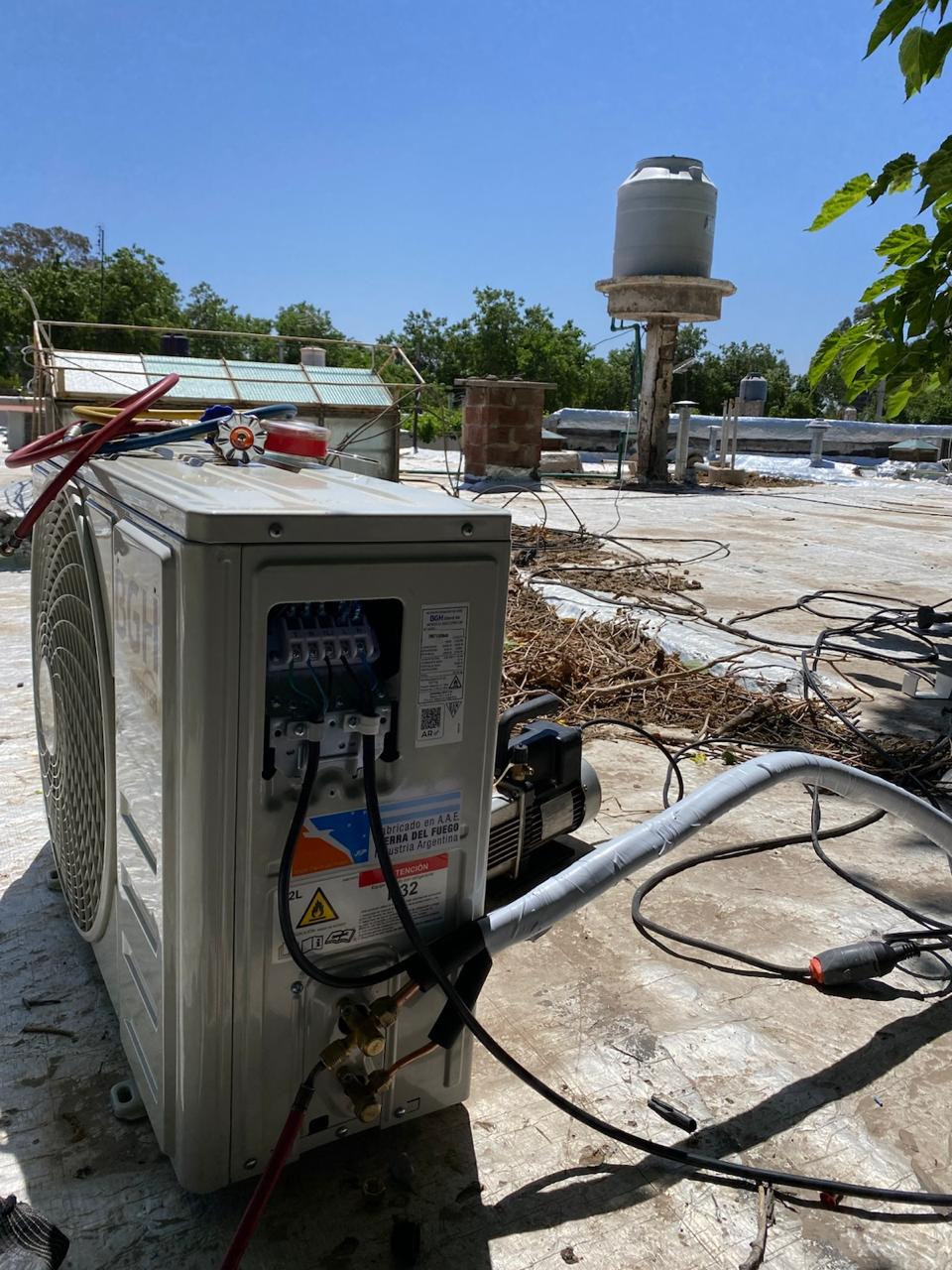 Conexión y carga de gas en unidad exterior de aire acondicionado