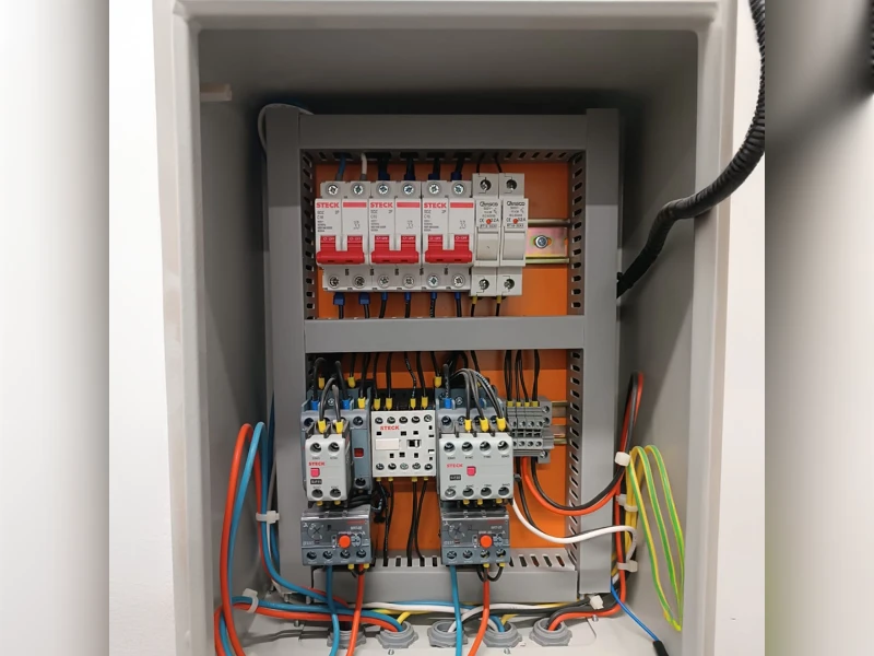 Tablero eléctrico con disyuntores y protecciones instalado en San Juan